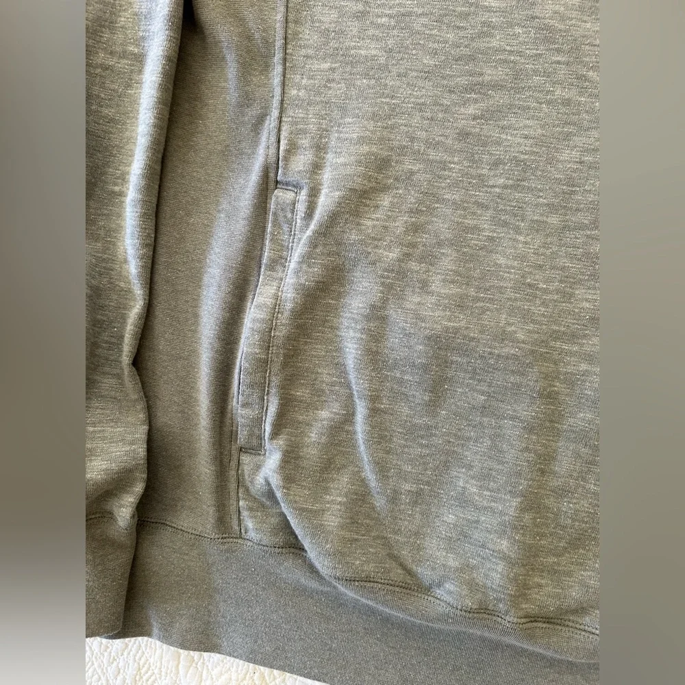 Men’s Burton DryRide sweater. Grey size L. Front zip pockets/ chest pocket. Nice